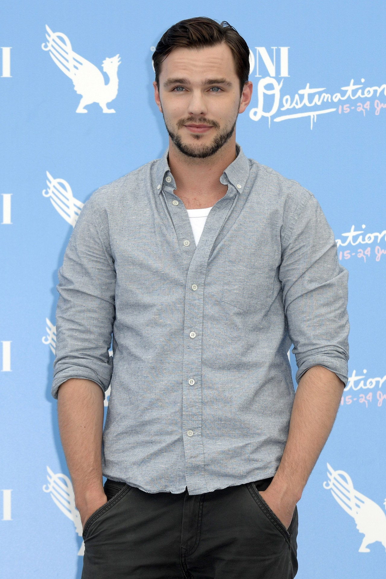 1280x1920  Nicholas Hoult 2017 Обои - пещера обоев