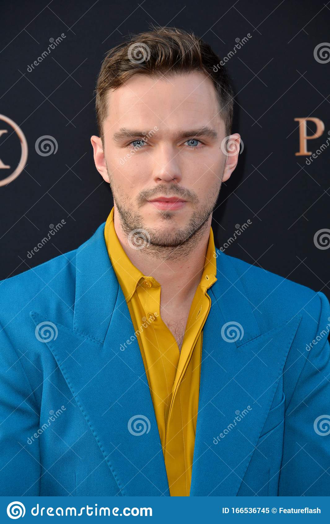 1065x1689  Николас Холт как зомби в теплых телах