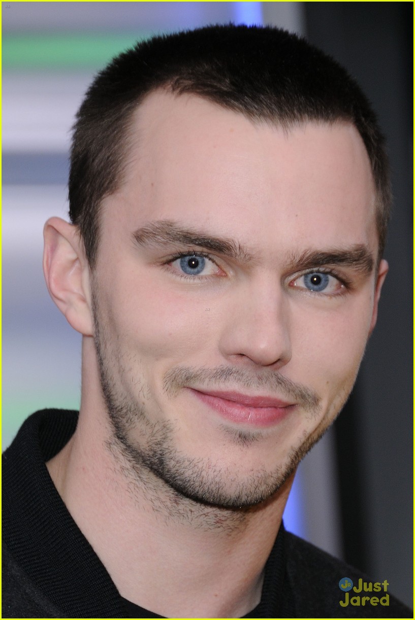 817x1222  Николас Хоулт больше не ненавидит интервью с интервью | Британский GQ