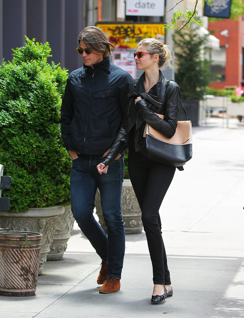 785x1024  2010. Застрял между станциями за кулисами - Джош Хартнетт Фото (10239842) - Fanpop