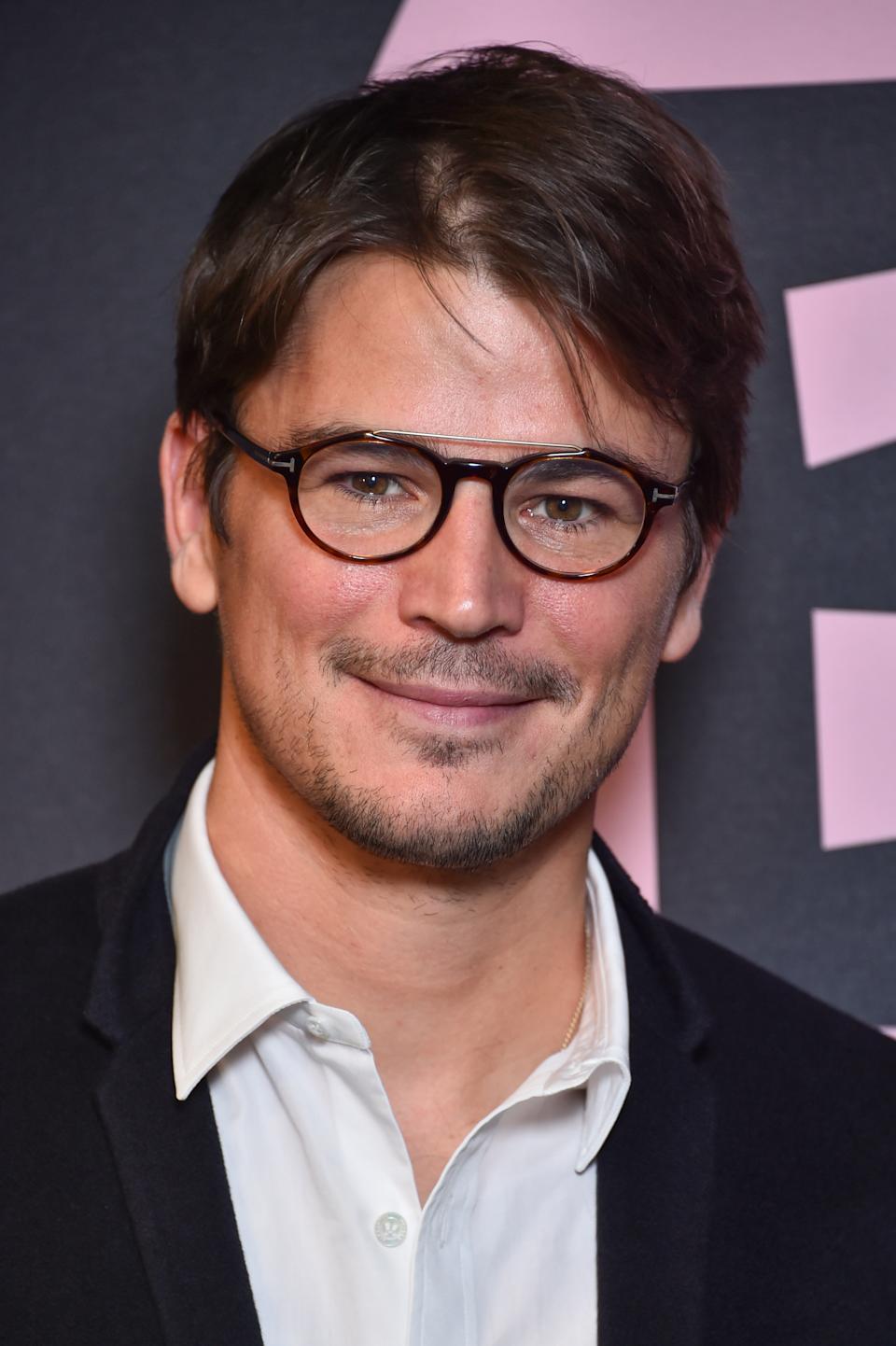 960x1442  2010. Застрял между станциями за кулисами - Джош Хартнетт Фото (10239838) - Fanpop