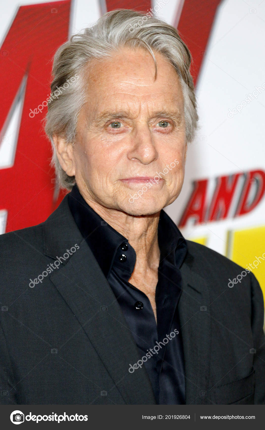 1051x1700  Pin de Michael Douglas em boleiragem | Обои де -футебол, jogadores de futebol, futebol de rua