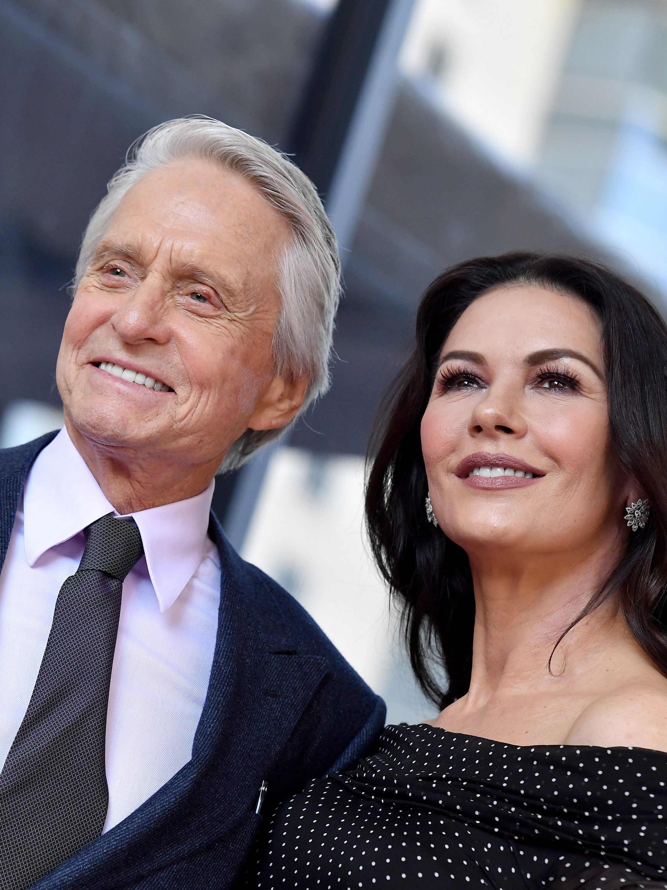 2250x3000  Полет, не покидая землю - Майкл Дуглас - выпускная витрина Ual