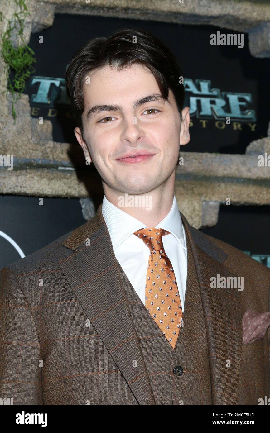 866x1390  Шаг в апартамента Manhattan, заполненную искусством Майкла Дугласа | Архитектурный дайджест