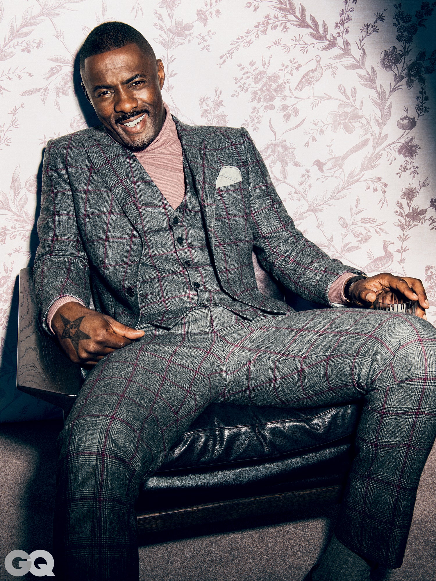 1500x2000  Скачать Идрис Эльба Улыбающиеся обои | Wallpapers.com