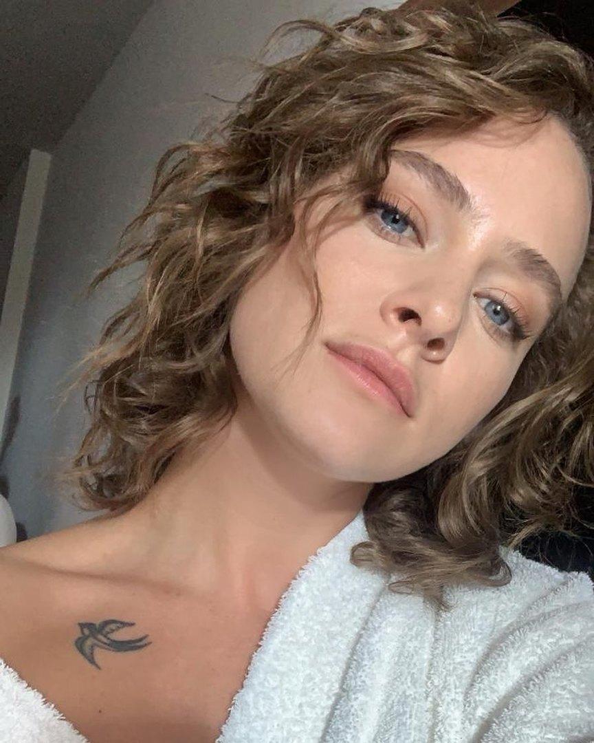 864x1080  Влажная» кожа и синие стрелки в складках век: Аглая Тарасова показала  макияж как у манекенщиц на Неделях моды | WMJ.ru