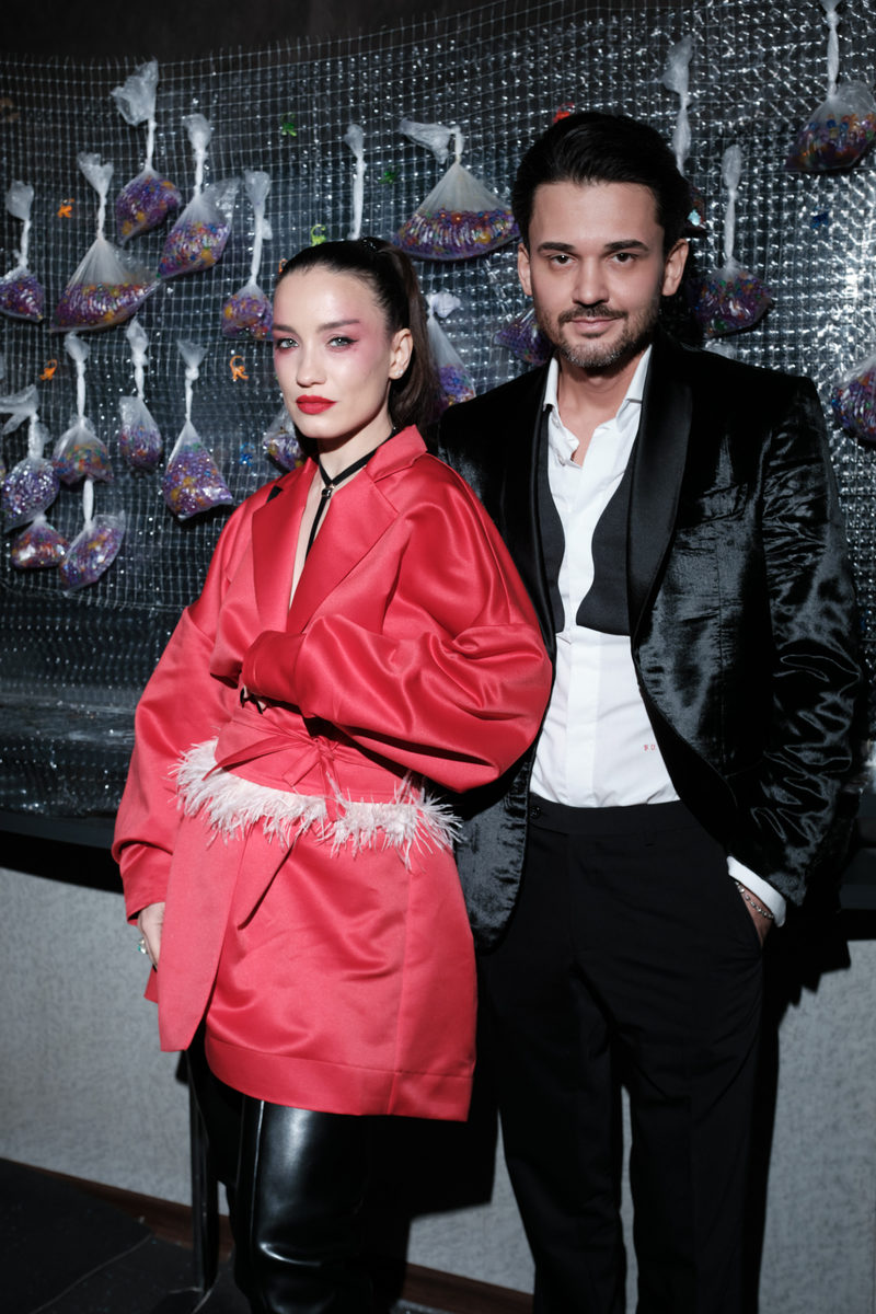 800x1200  Блеск и нищета красных дорожек: Настасья Самбурская, Владимир Машков и  Константин Эрнст - лайфстайл - 28 ноября 2022 - фотографии - Кино-Театр.Ру