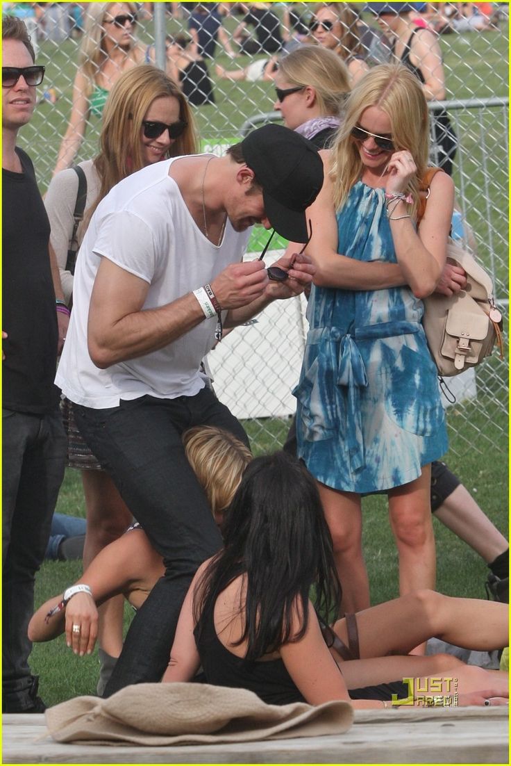 736x1102  Билл Скарсгард HD Fondos de Pantallas Bill Skarsgard Imágenes Por Jessie32 | Imágenes Españoles Imágenes