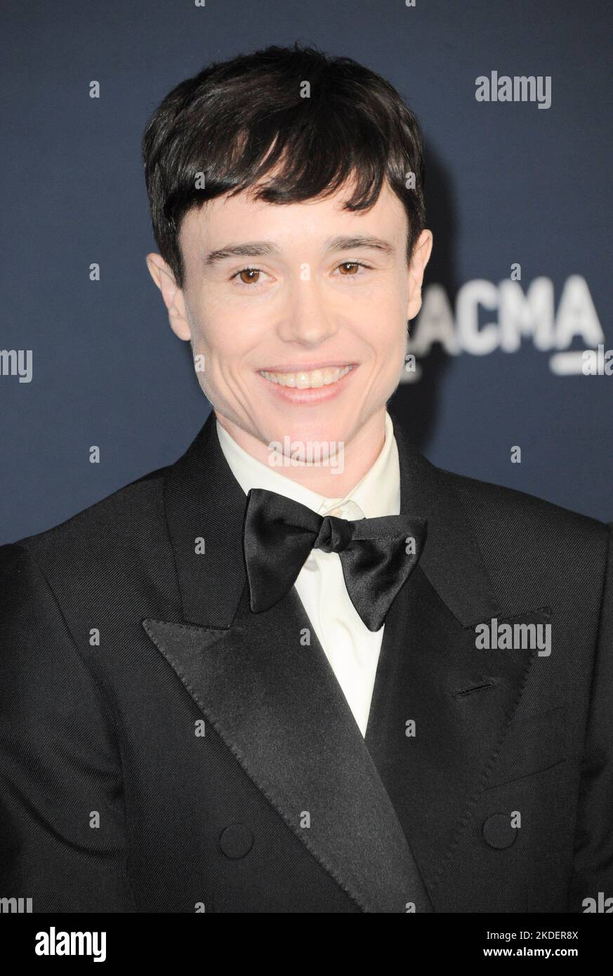 873x1390  Эллиот Пейдж демонстрирует шесть пакетов в селфи без рубашки в Instagram