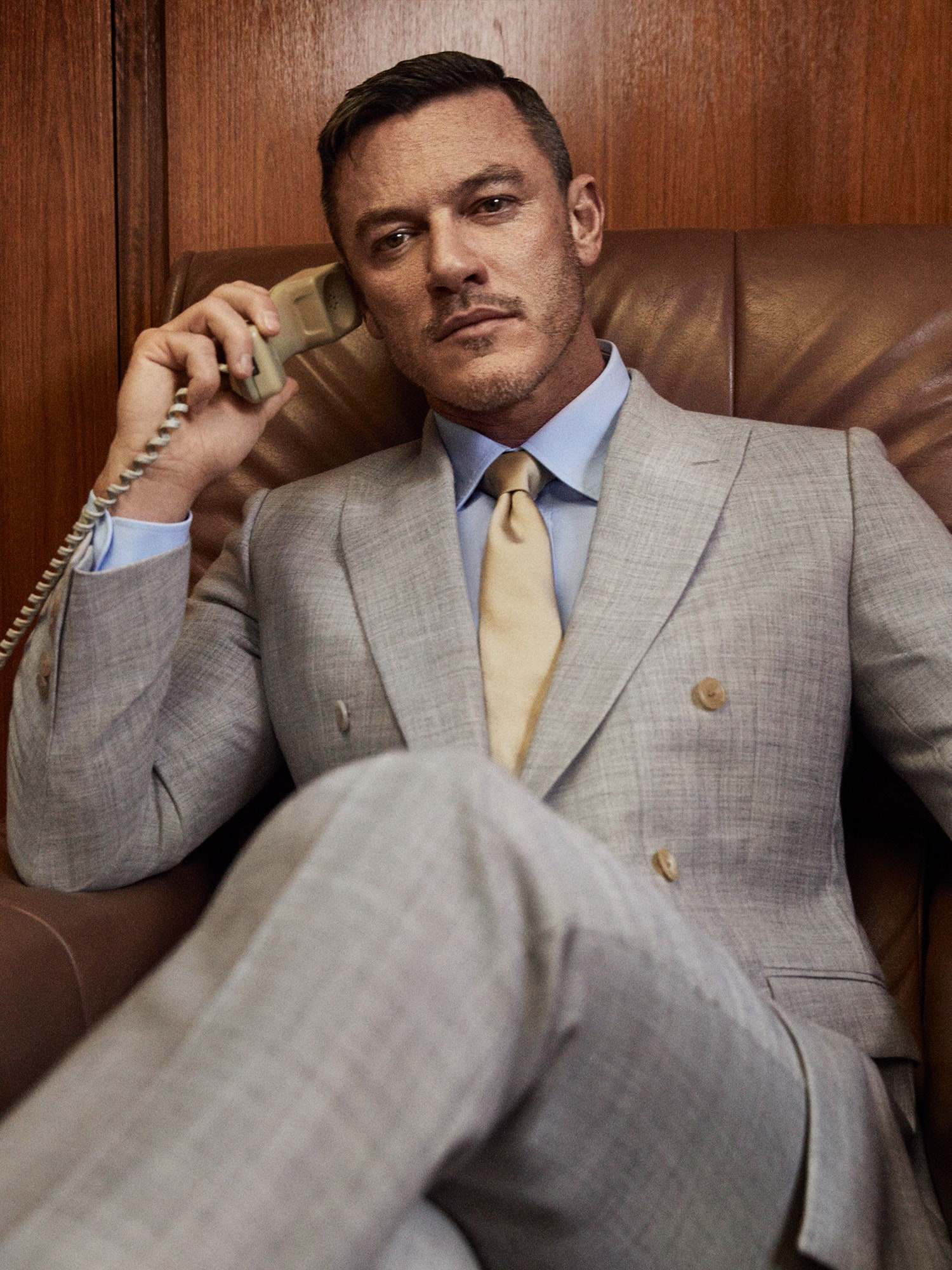 1500x2000  Люк Эванс на HD Телефон Обои | Pxfuel