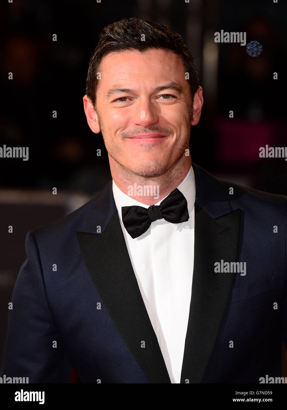 975x1390  Люк Эванс - Фотографии Люка Эванса - Зимбио