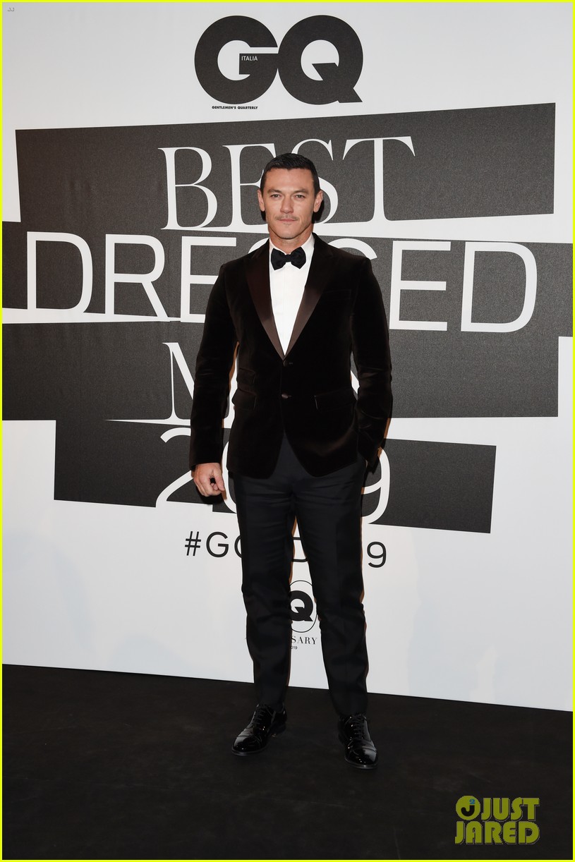 815x1222  840x1160 Люк Эванс, актер, Усы 840x1160 Резолюция обои, HD Man 4K обои, изображения, фотографии и фон - обои.