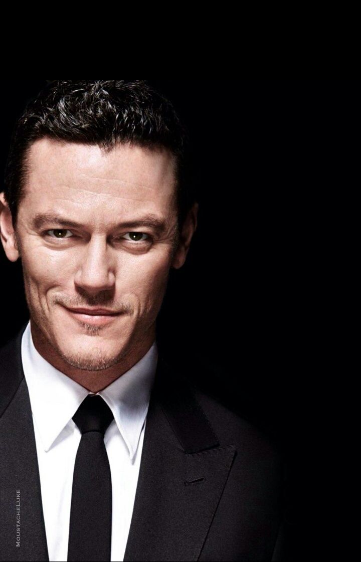 720x1121  Люк Эванс подтверждает раскол от парня Рафаэль Оларра - светская жизнь