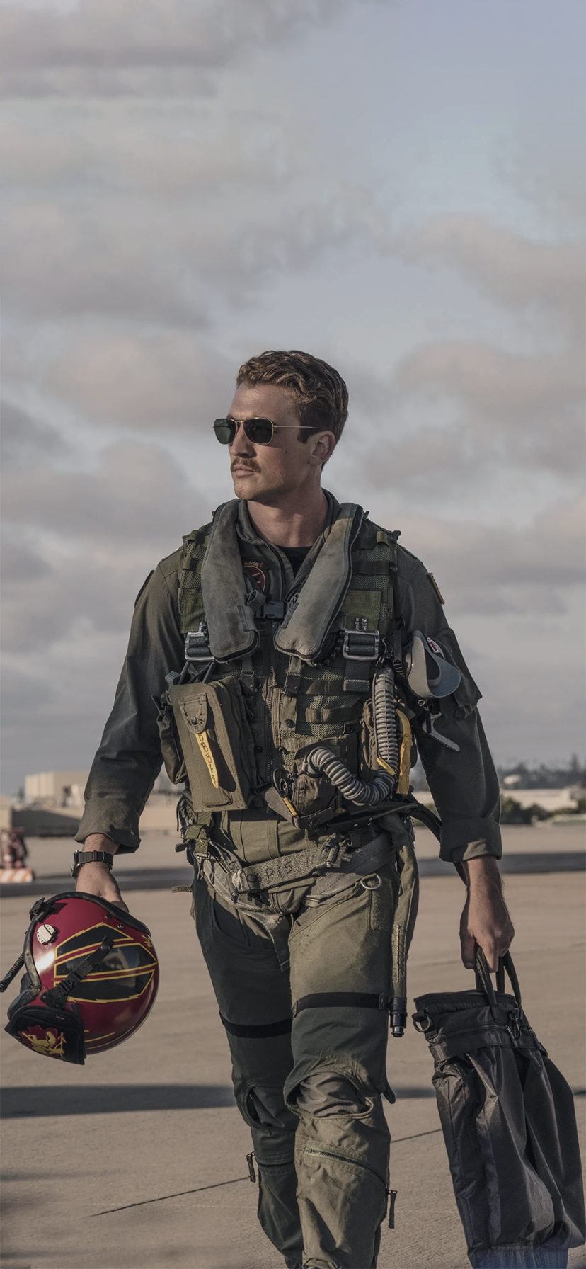 828x1792  Интервью Miles Teller о Top Gun: Maverick, Pandemic Life и его новой жене