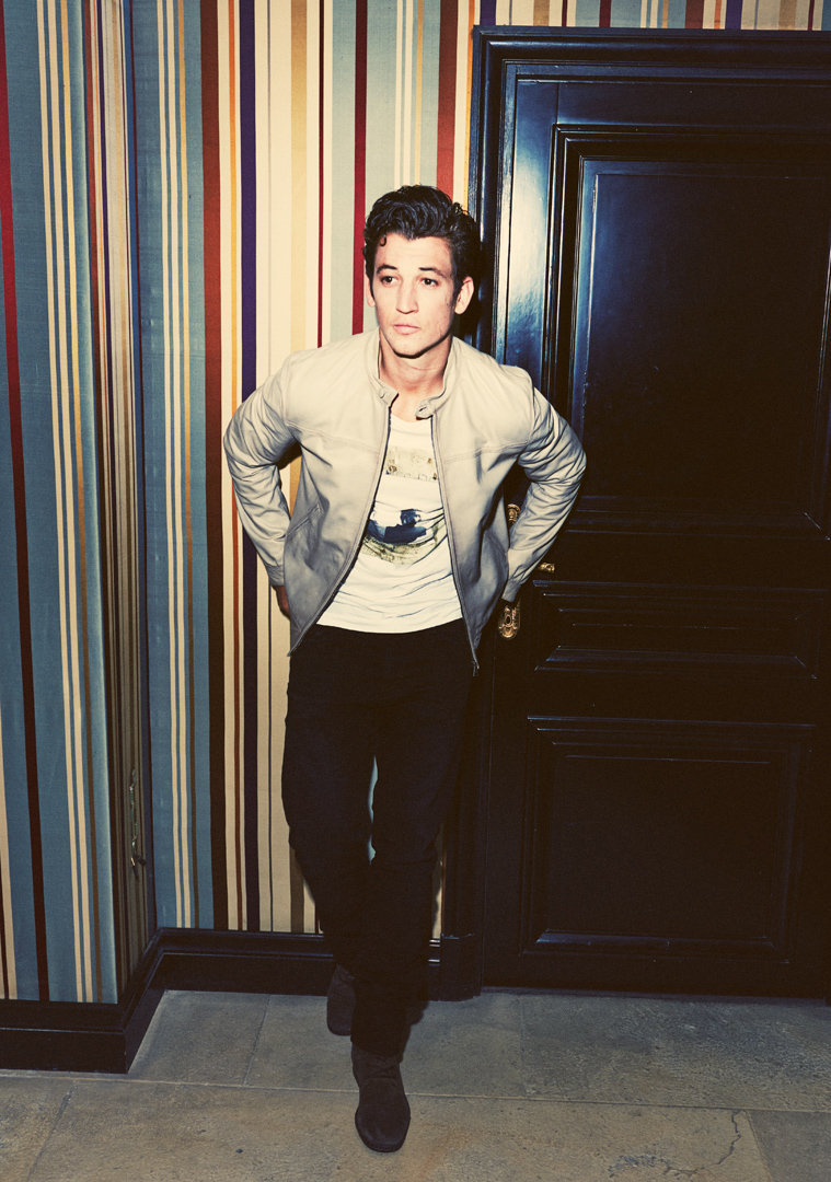 759x1080  Top Gun's Miles Teller выступает за восьмидесятые Porno 'Stache | GQ