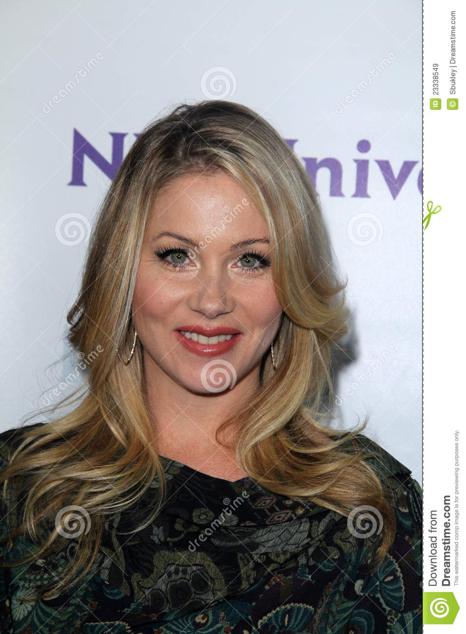 957x1300  Кристина Эпплгейт размышляет о своем диагнозе MS