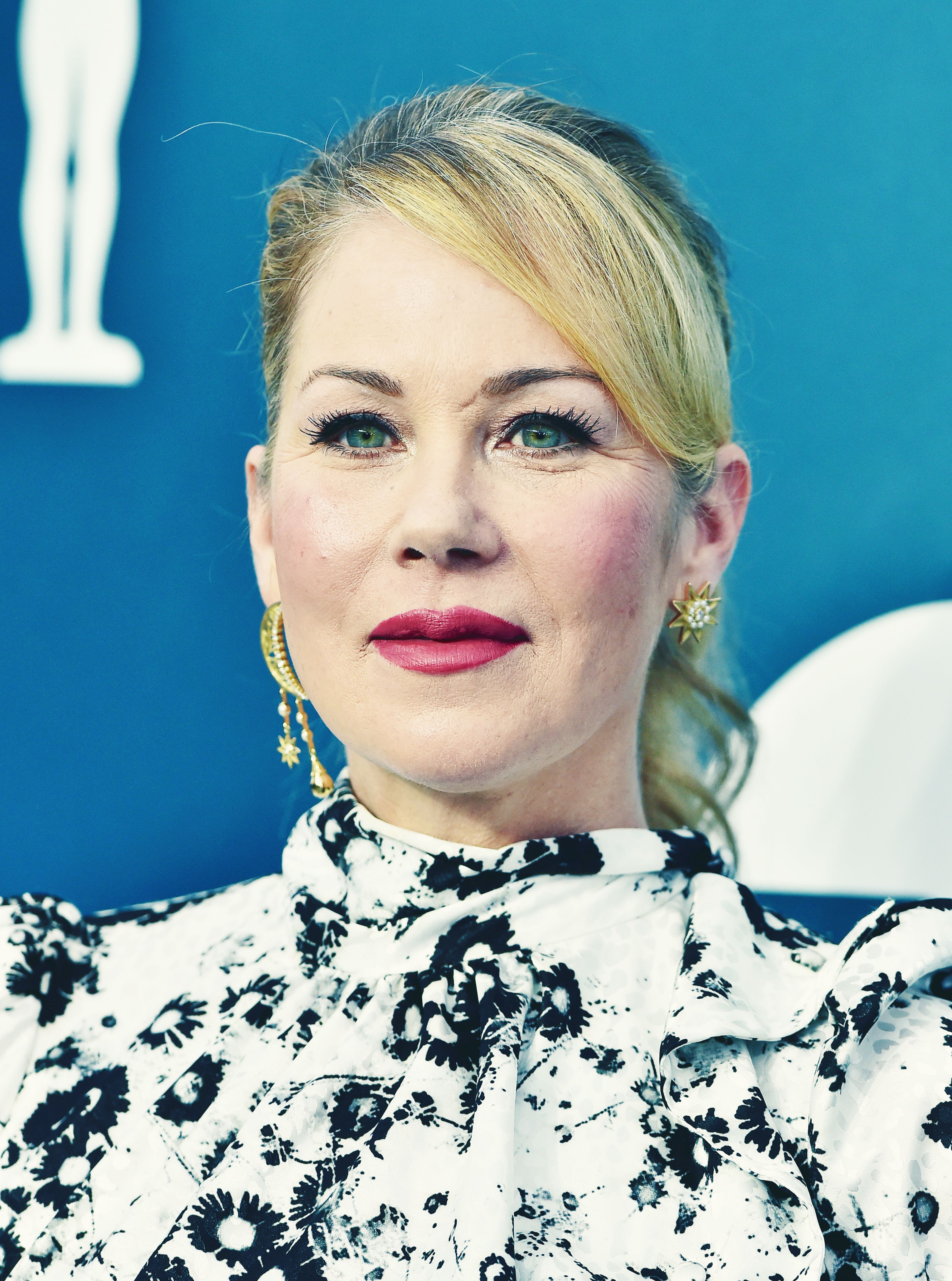 3345x4500  Кристина Эпплгейт, 1 -й публичный выход с момента диагноза РС