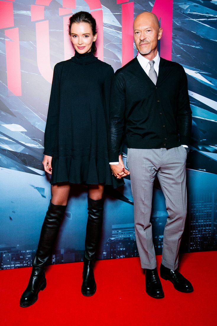 734x1100  Картинки по запросу паулина андреева стиль одежды | Стиль одежды,  Майка-алкоголичка, Белые футболки