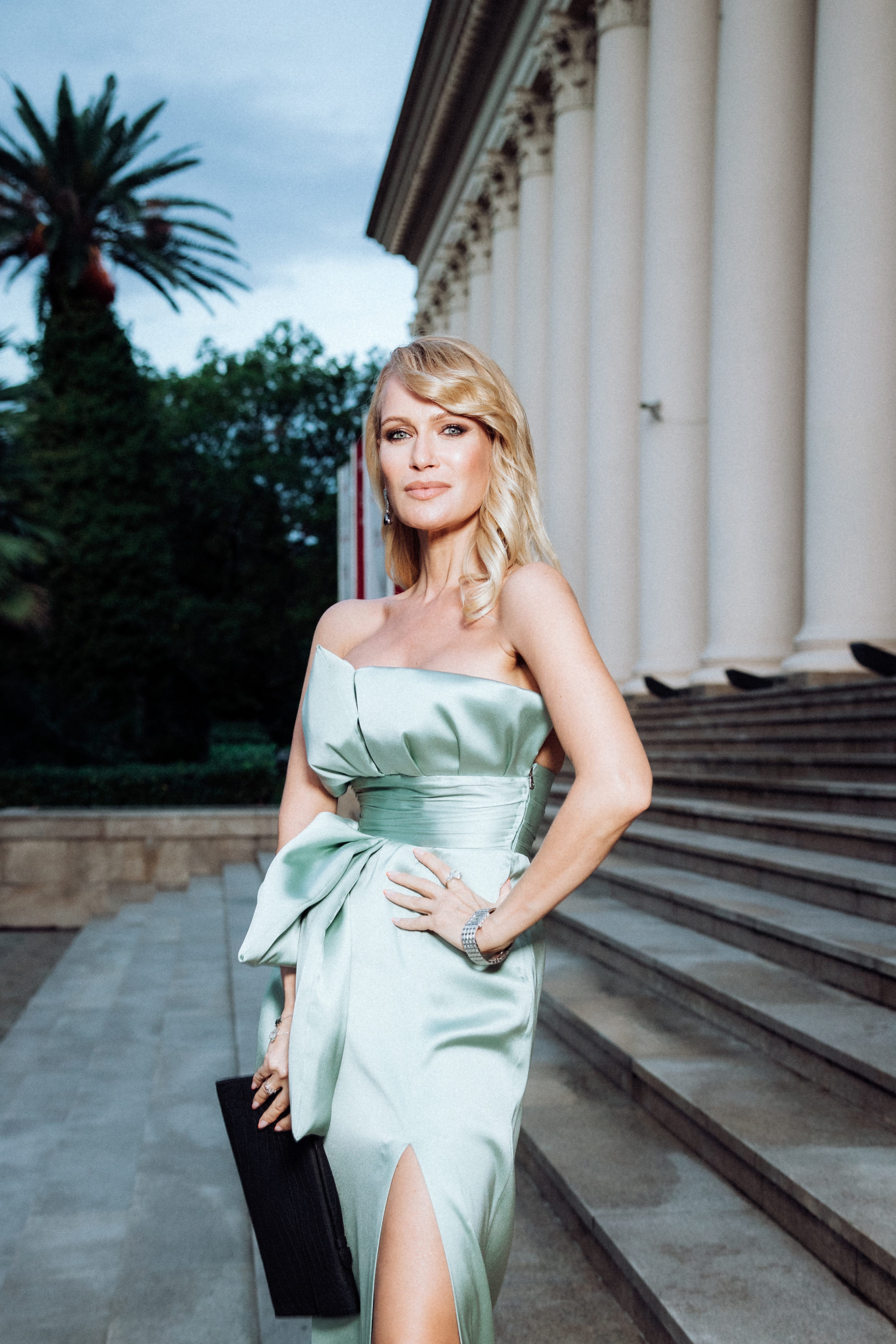 2000x3000  Яркие образы церемонии закрытия \"Кинотавра\": Паулина Андреева в черном, а  Алена Свиридова в серебристом - Новости на KP.UA