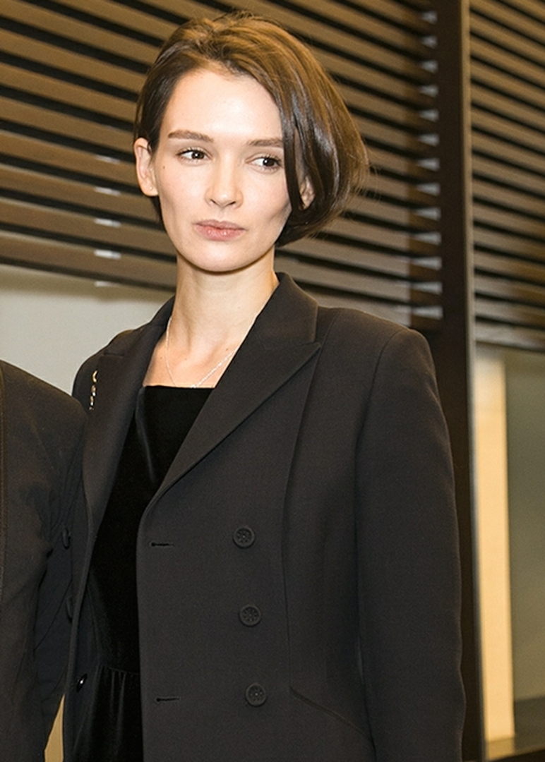 772x1080  Дерзкая стрижка, открытые плечи и брекеты: 30-летняя Паулина Андреева  появилась на обложке журнала в необычном образе - Страсти