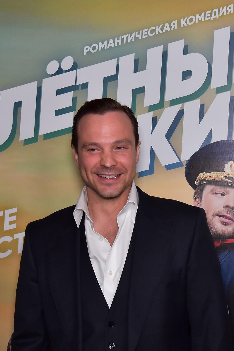 799x1200  Алексей Чадов впервые вышел в свет с новой возлюбленной — моделью Лейсан  Галимовой | WMJ.ru