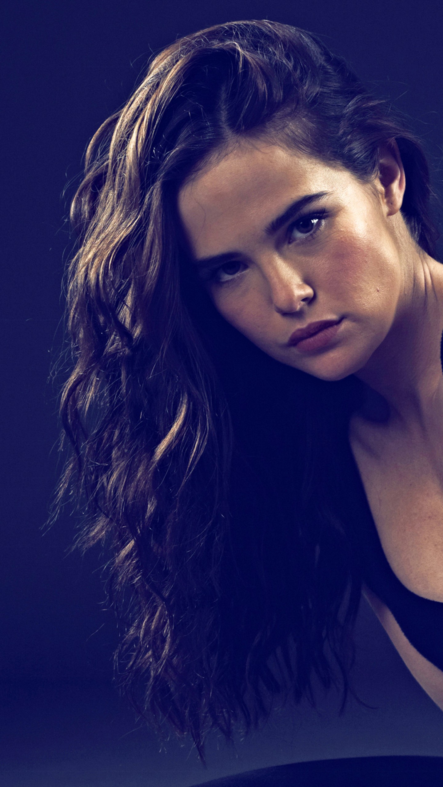 1440x2560  Обои: Zoey Deutch, простой фон, брюнетка, бледная, отводящая в сторону, знаменитость 1333x2000 - n0k0ut - 1516993 - HD обои - Wallhere