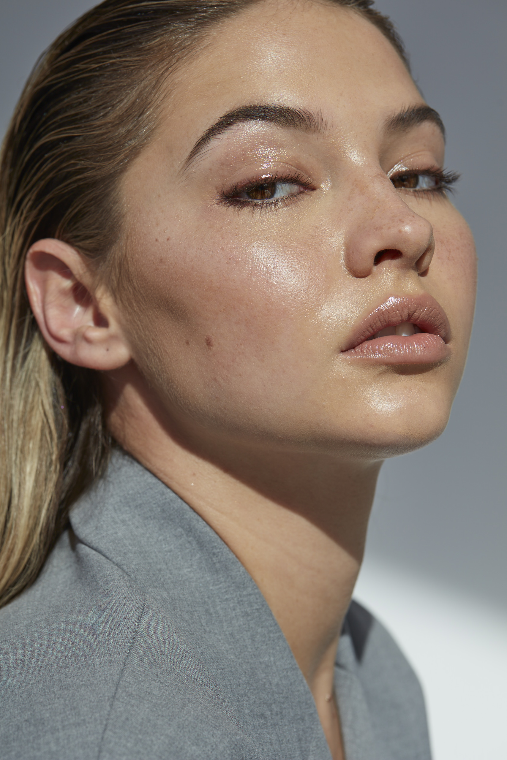 1707x2560  Мода, шоппинг \ u0026 Стиль | Уго! Нам нужен момент, чтобы обработать асимметричное платье Versace's Madelyn Cline в PCAS | Popsugar Fashion Photo 8