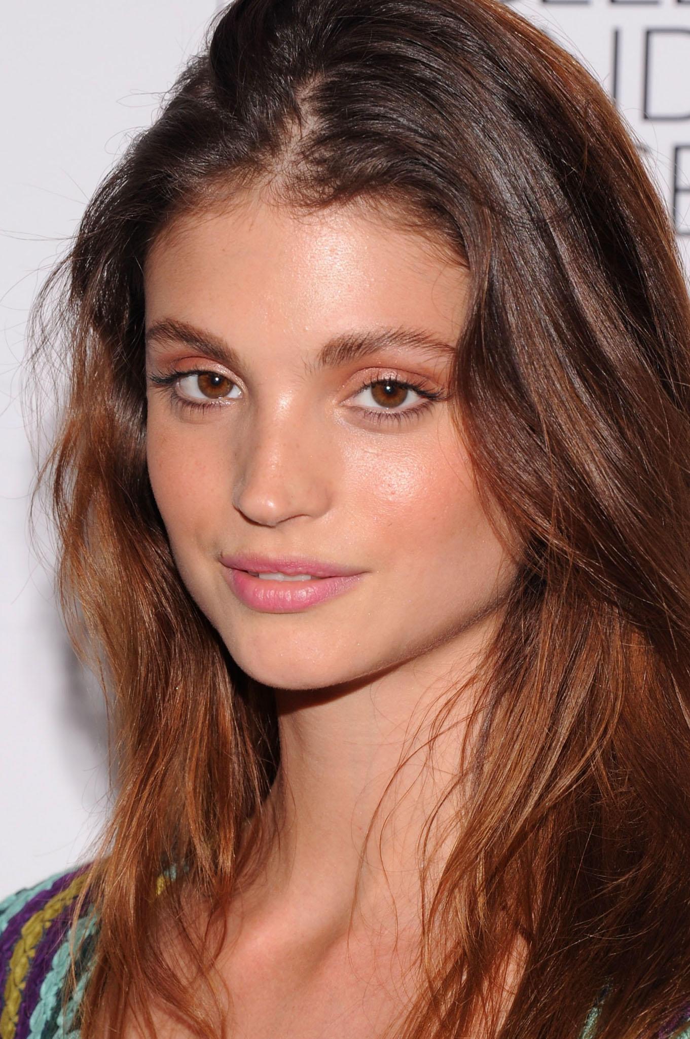 Шарлби Дин обои на телефон