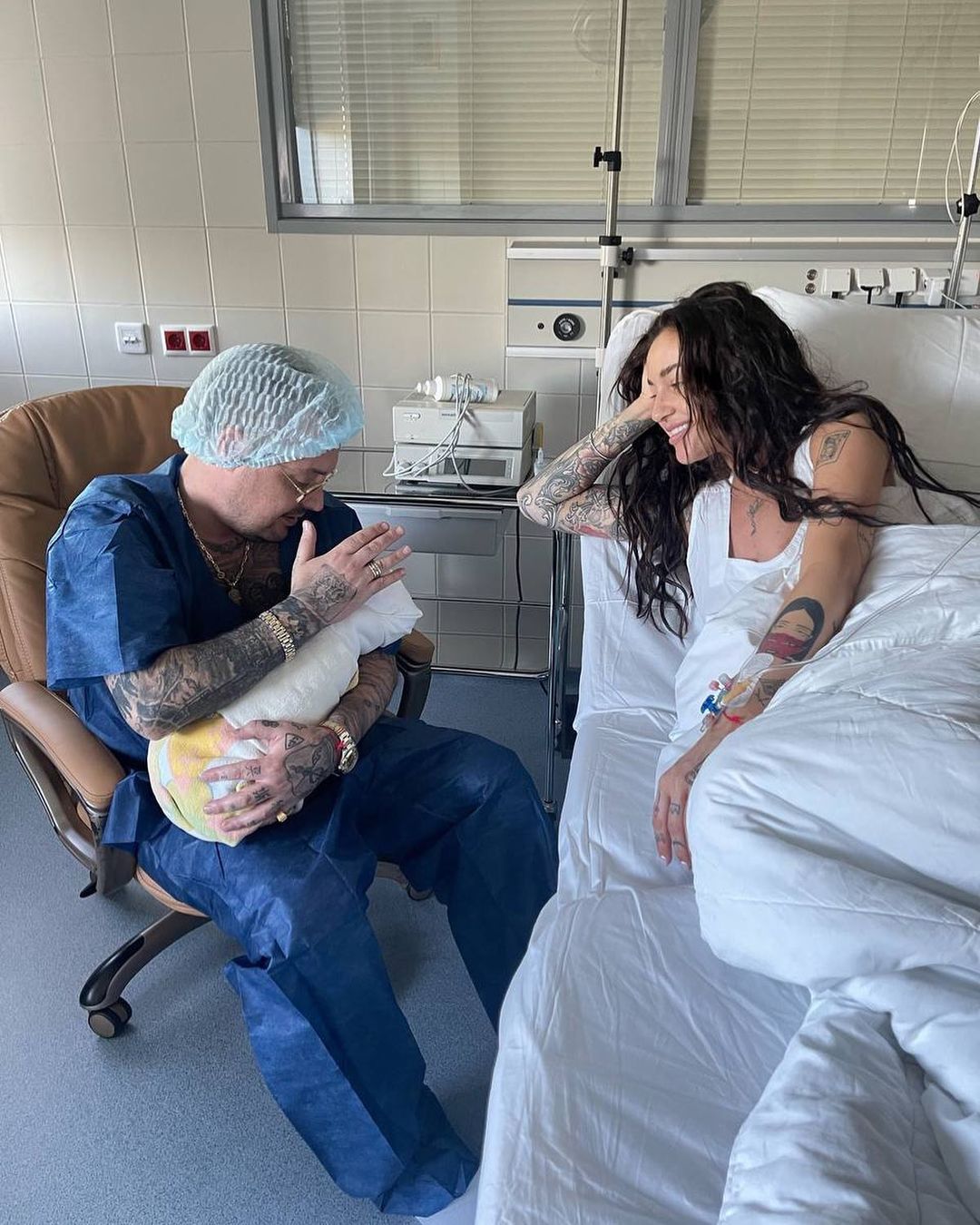 1080x1350  42-летний рэпер Гуф стал отцом во второй раз и показал фото с женой и  малышом