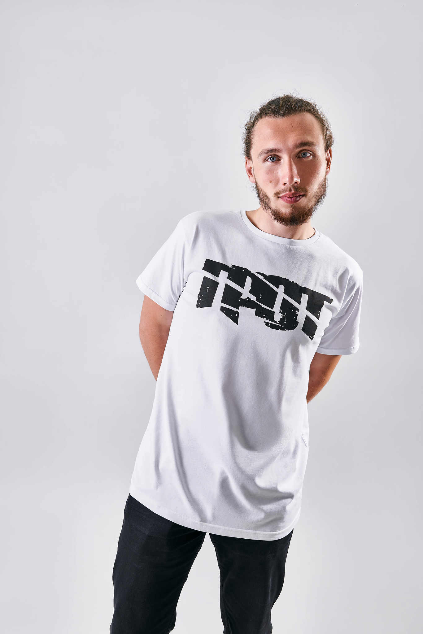 1366x2048  Футболка «Грот» белого цвета купить по выгодной цене от 1400 руб |  официальный мерч группы ГРОТ