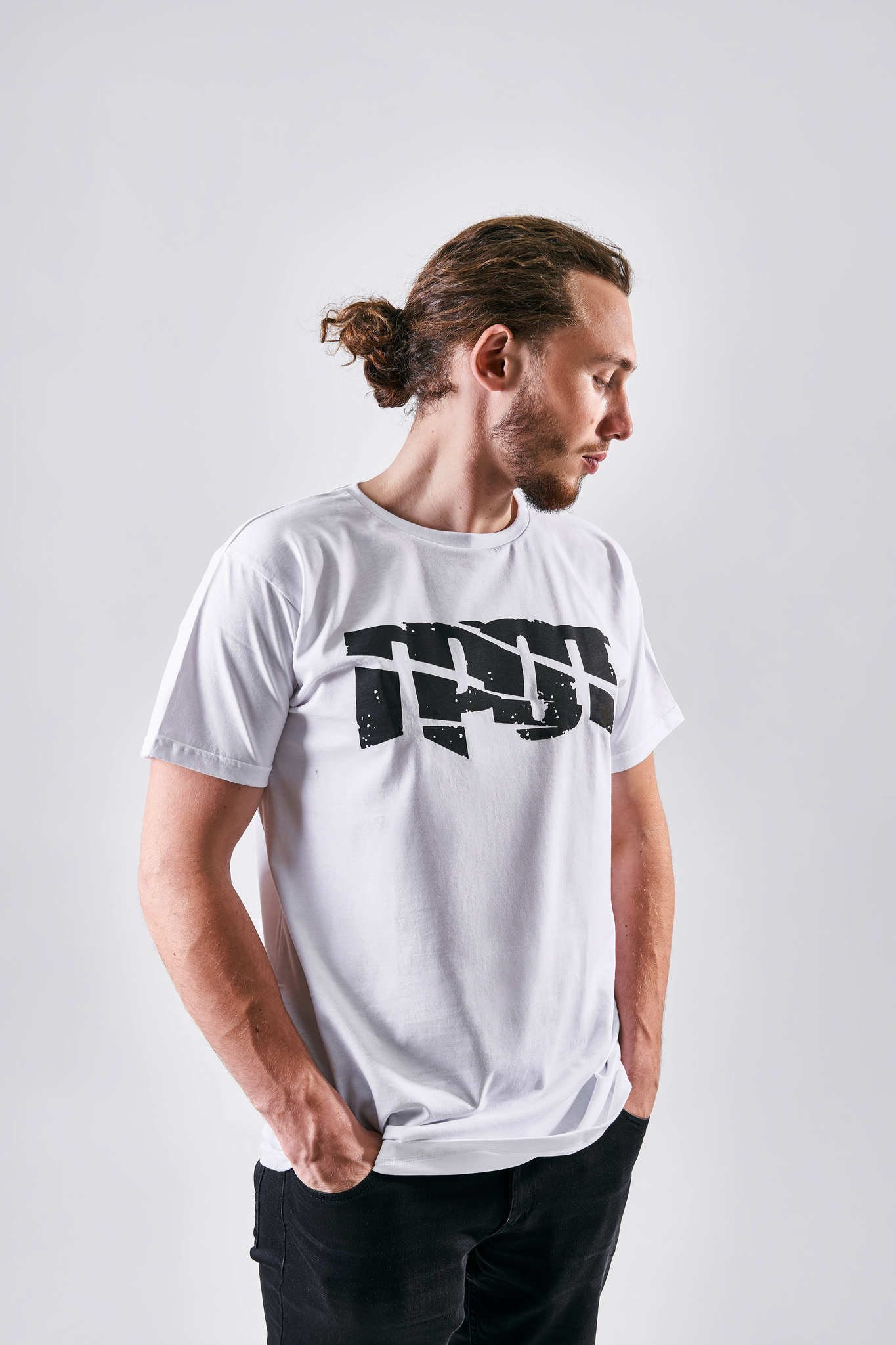 1365x2048  Футболка «Грот» белого цвета купить по выгодной цене от 1400 руб |  официальный мерч группы ГРОТ