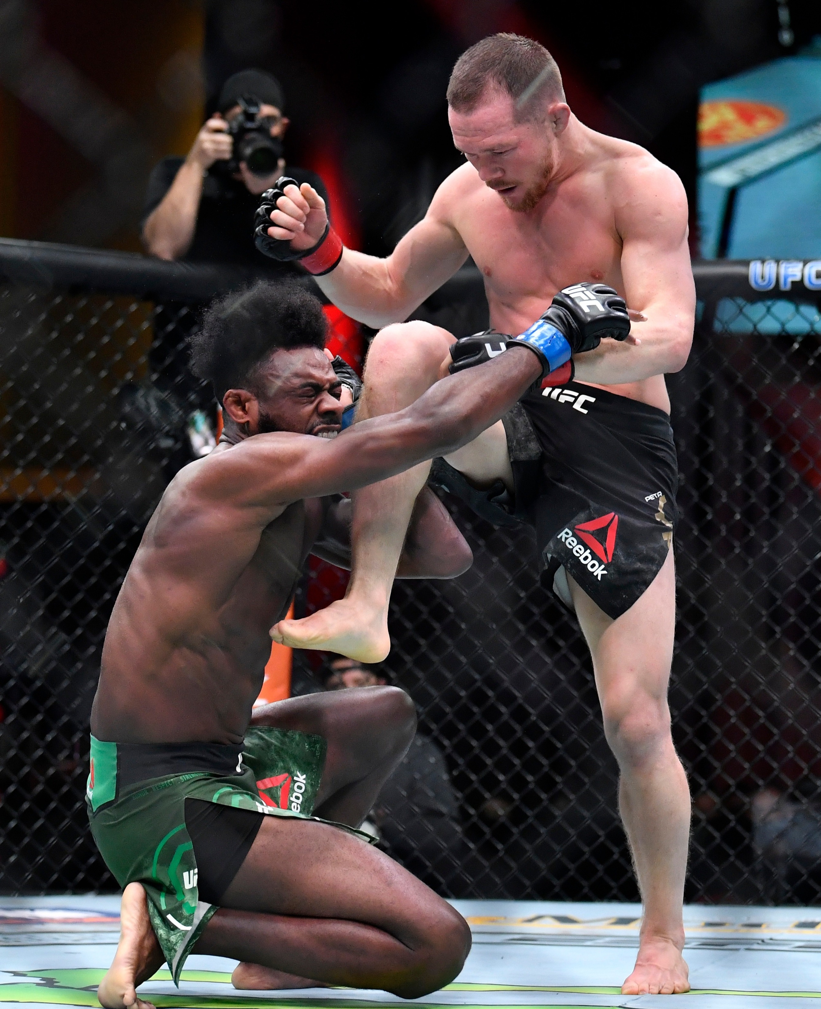 2678x3292  5 истребителей UFC, которые были дисквалифицированы в середине боя