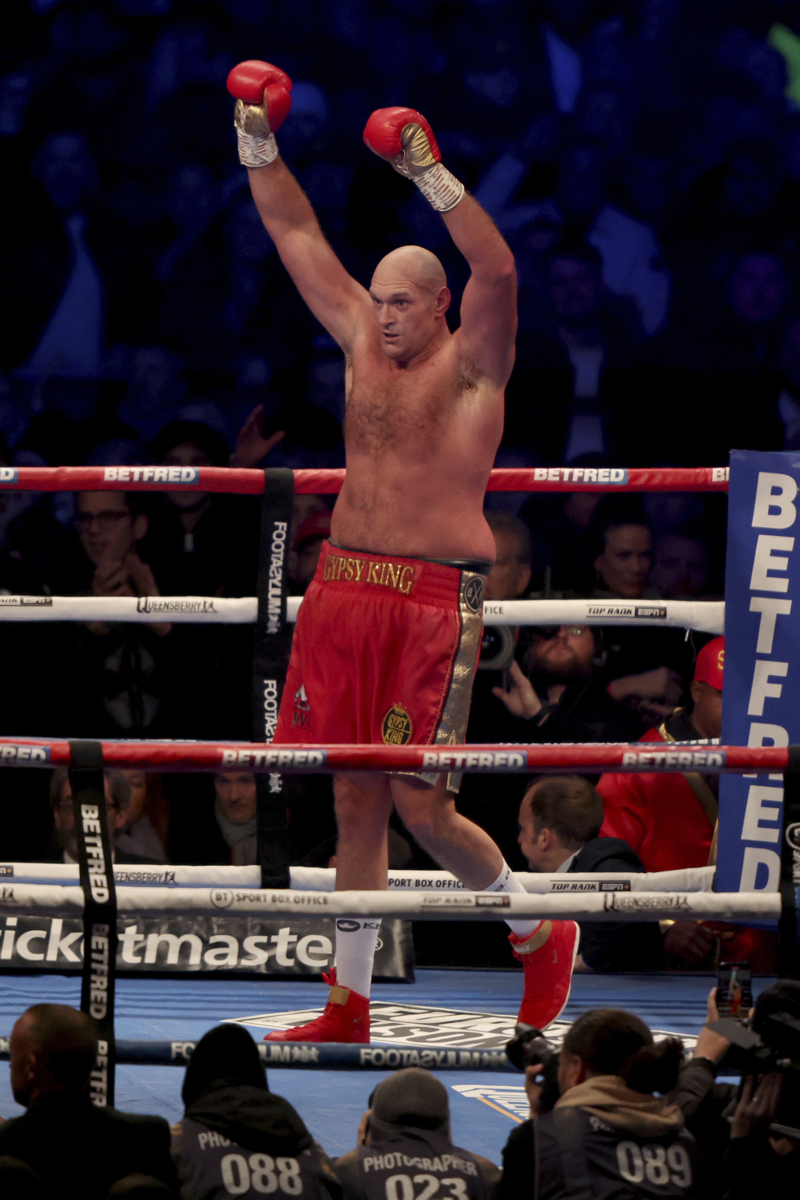 2666x4000  Tyson Fury в отчаянной больнице Dash после того, как семейная чрезвычайная ситуация видит его мисс обучение | Шотландское солнце