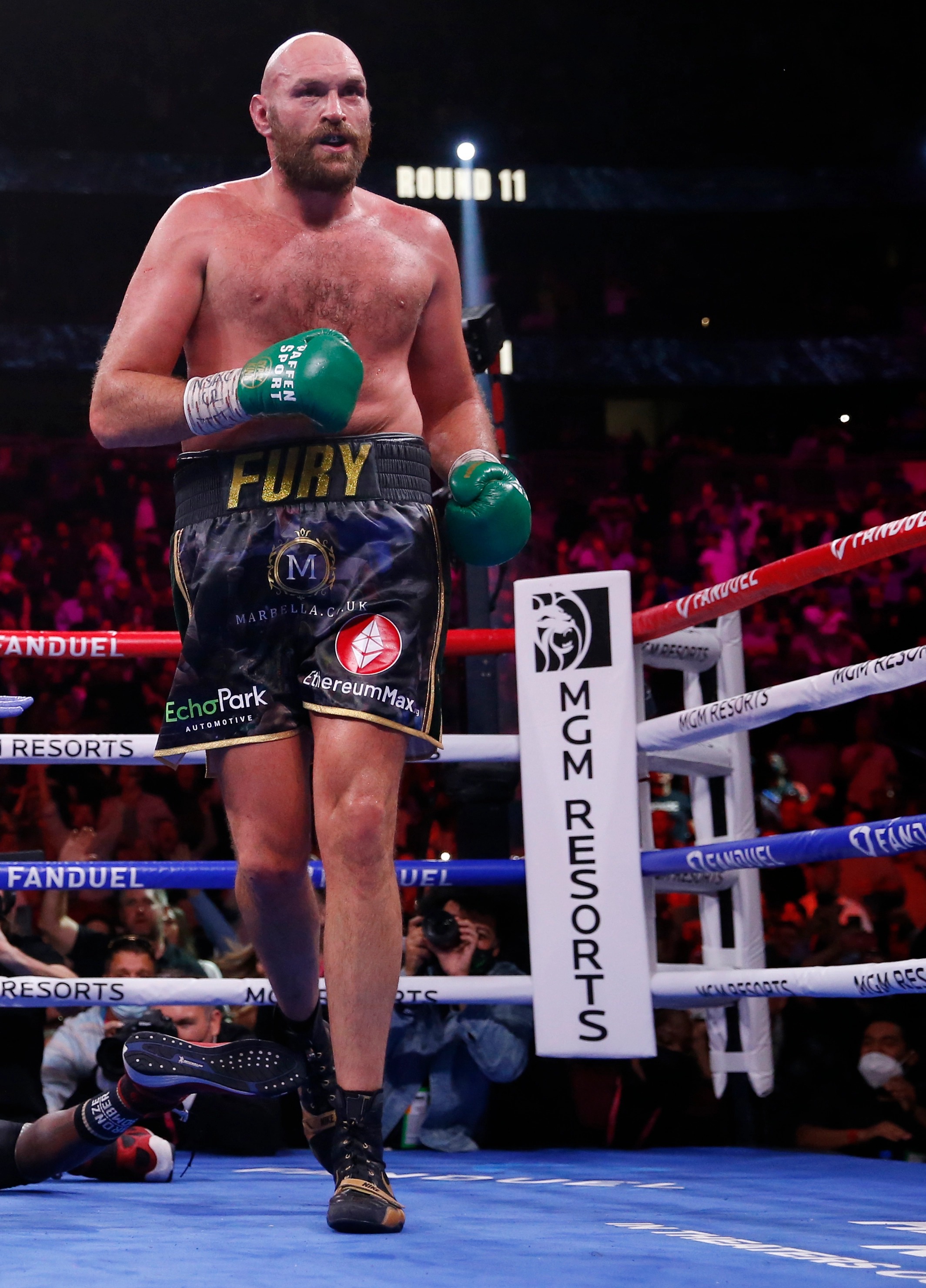 2129x2961  Тайсон Фьюри против Дерека Чисора - Бокс (2023)