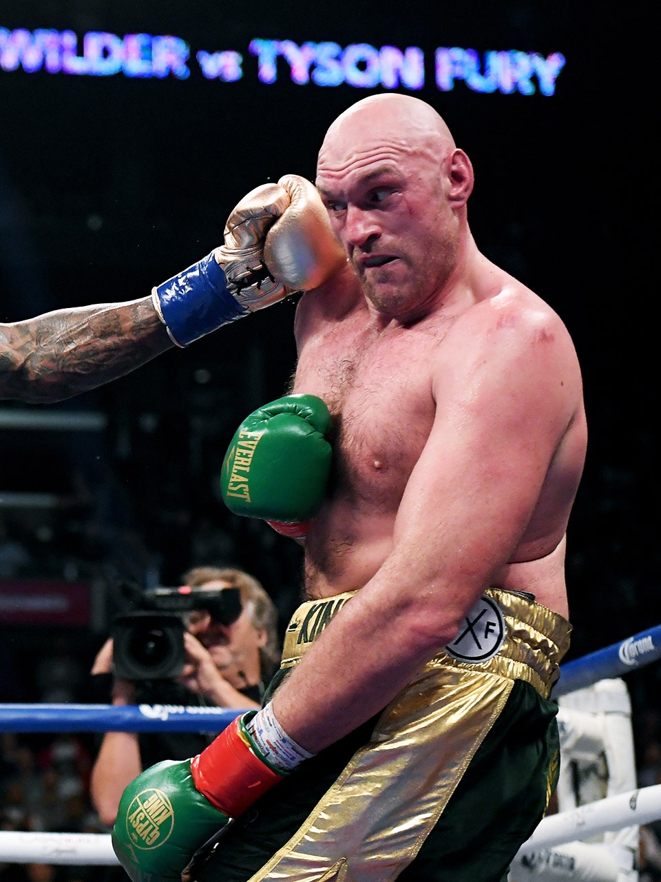 960x1280  Tyson Fury (Black Shorts) побеждает Джона МакДермотта в супертяжелом боксерском конкурсе для английского титула в Международном центре Brentwood, продвигаемой Stock Photo - Alamy