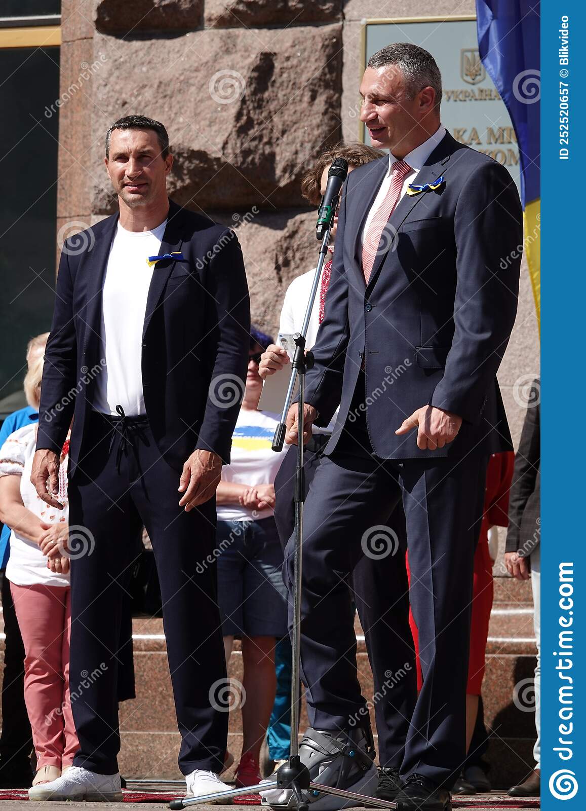 1157x1600  Klitschko · Film 2011 · трейлер · Kritik