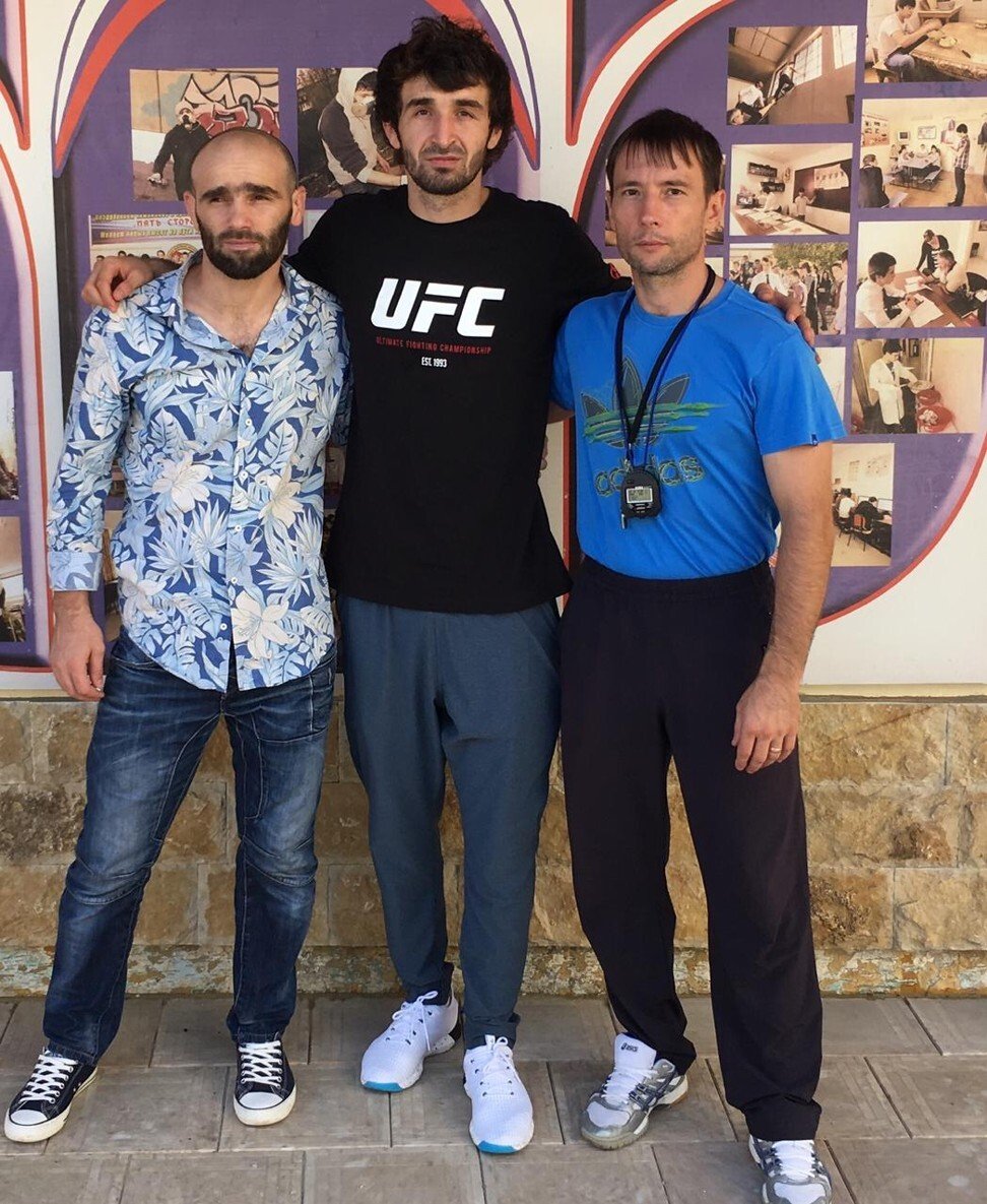 972x1185  Майкл Джонсон празднует свою нокаут -победу над Дастином Пуарье ... | Майкл Джонсон, победоносность, знаменитости