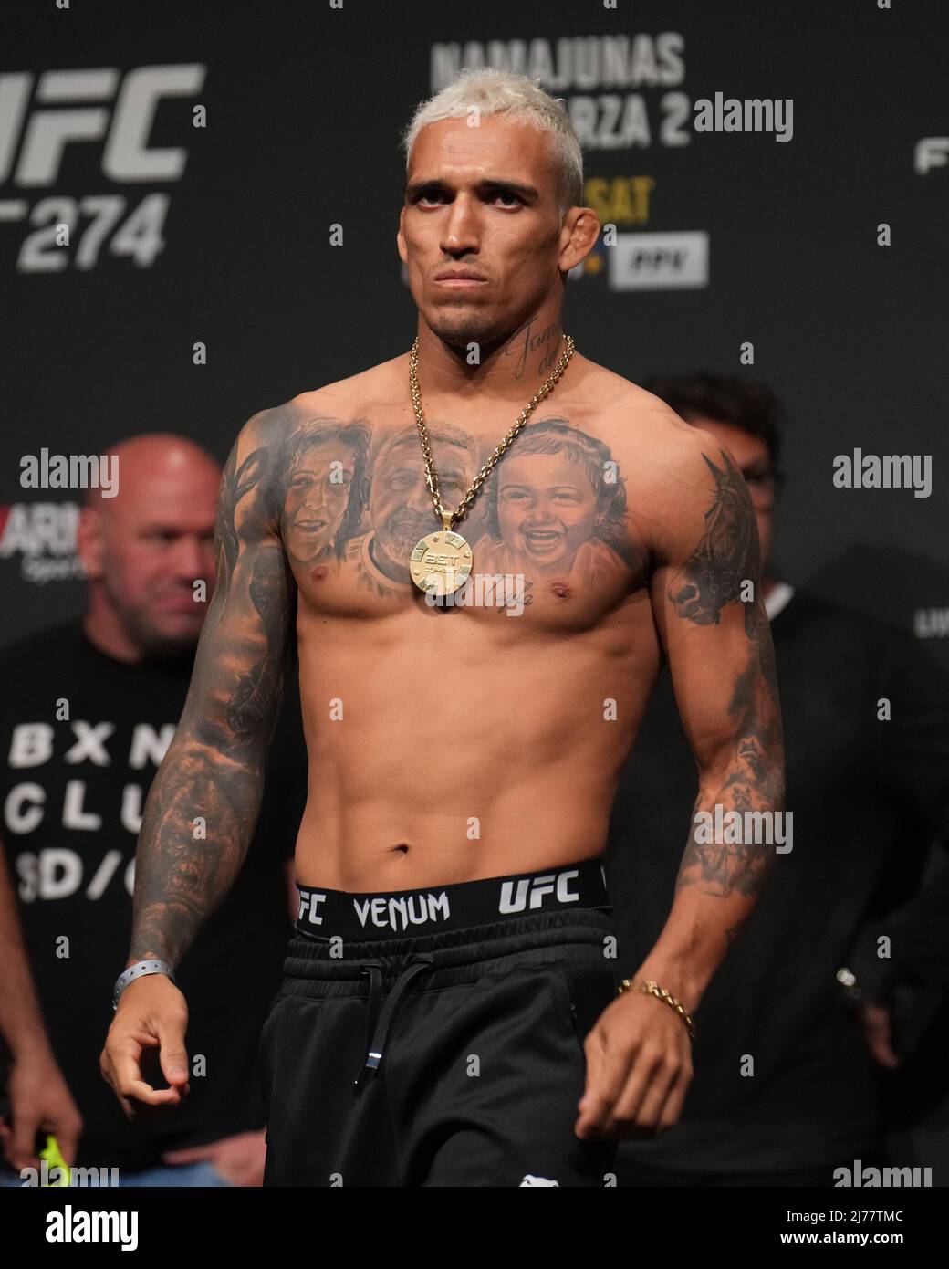 1040x1390  Подлинный вопрос, как кто -то может не любить этого парня? Я могу понять, что не нравится его поклонникам, но настоящий человек Чарльз Оливейра. Как кто -то может его не любить? Так скромный и уважительный, вышел со плохого происхождения, верный своей команде, отдает тонну ...