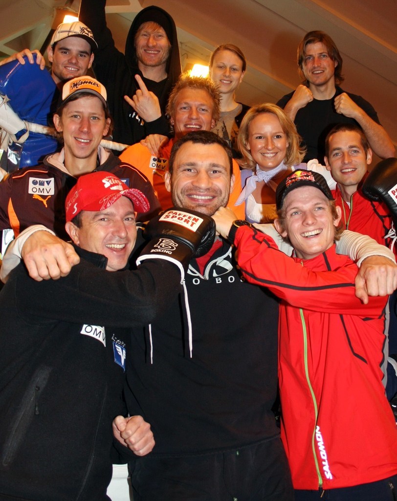 812x1024  Старая школа! Gvozdyk посещает музей Кличко в Киеве - Мировой боксерский совет