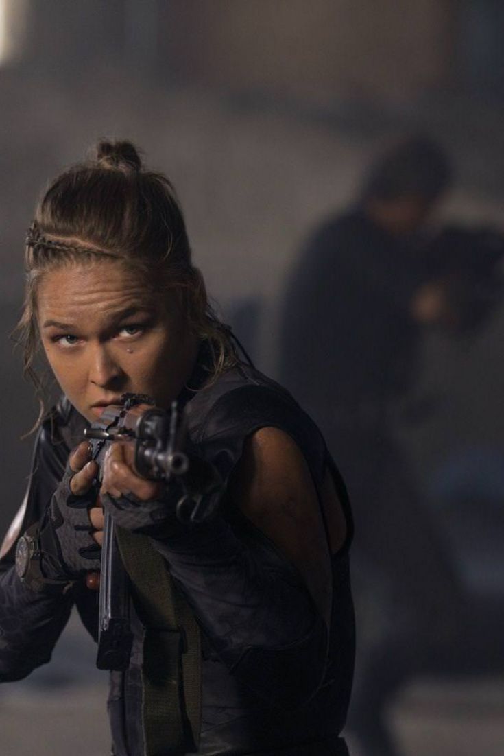 735x1102  Ronda Rousey Wrestler BW 4K Ultra HD Мобильные обои