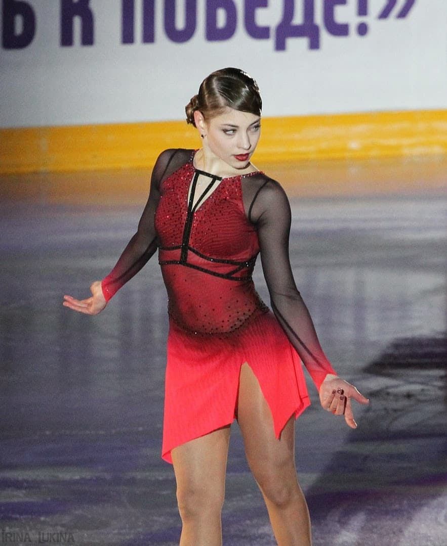 883x1080  Международное катание на коньках - Счастливое трио русских женщин отметило их размер финального подиума Гран -при 2019 года в субботу вечером. Алена Косторая (в центре) претендовала на золото; Анна Шшербакова (слева)