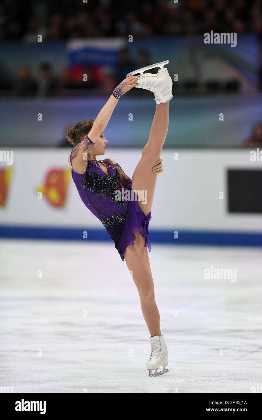 866x1390  Лея сияет в международном центре внимания онлайн