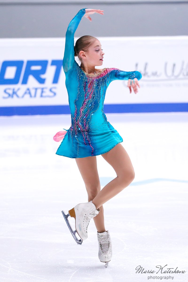 800x1200  Файл: 2019 Internationaux de France в пятницу Ladies SP Group 1 Alena Kostornaia 8d9a6917.jpg - Wikimedia Commons