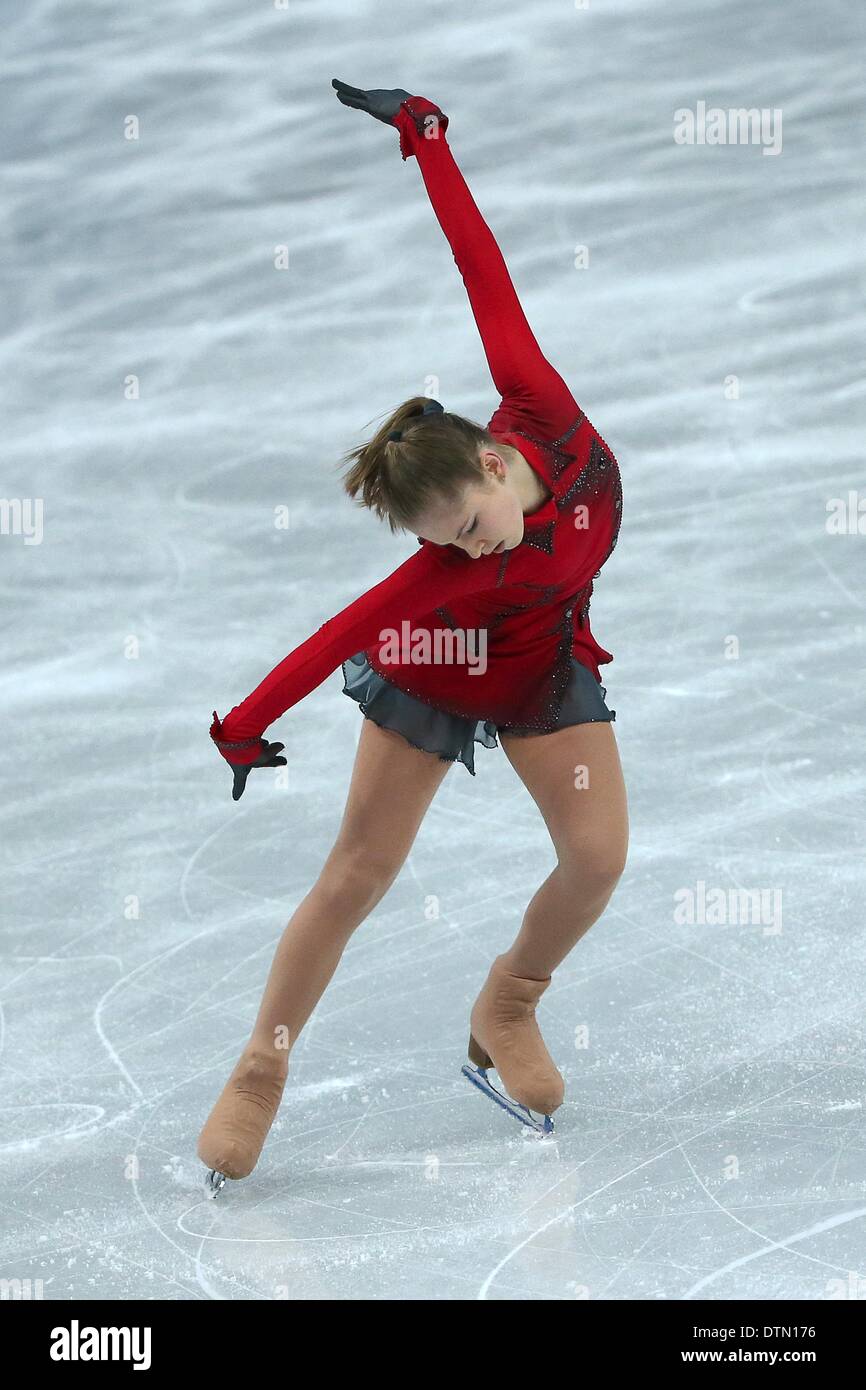 866x1390  15-летняя Юлия Липницкая из России выступает во время мероприятий команды фигурного катания: дамы бесплатно кататься