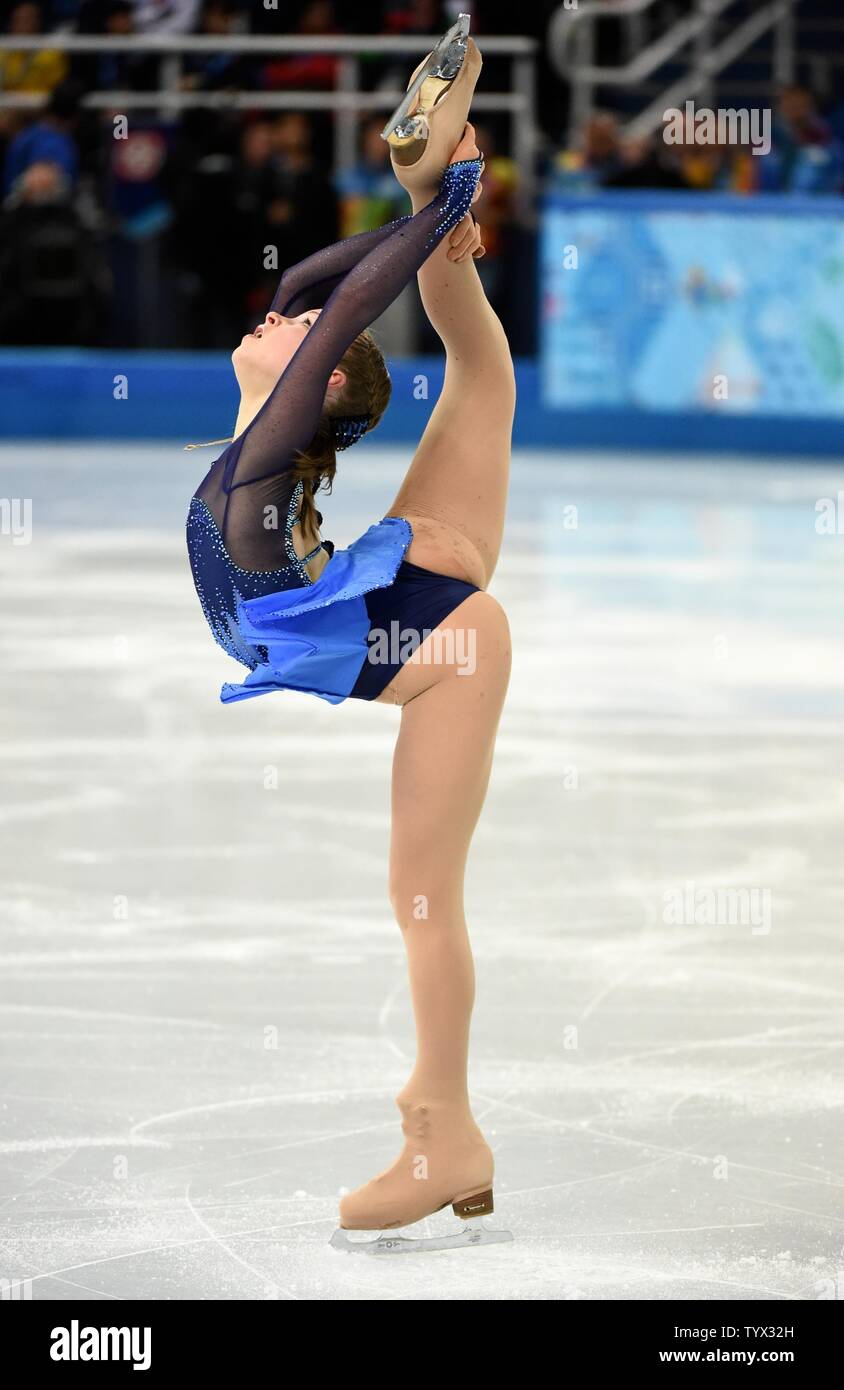 844x1390  Девушка в красном пальто. (Юлия Липницкая) | Фигурные костюмы, фигурные наряды, платья фигурного катания