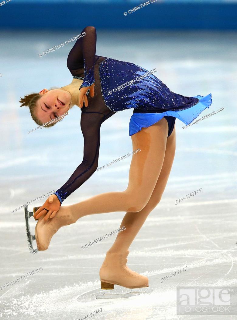 780x1050  HD обои: Женщина в красных штанах и пальто, используя коньки на коньках на коньках | Обои