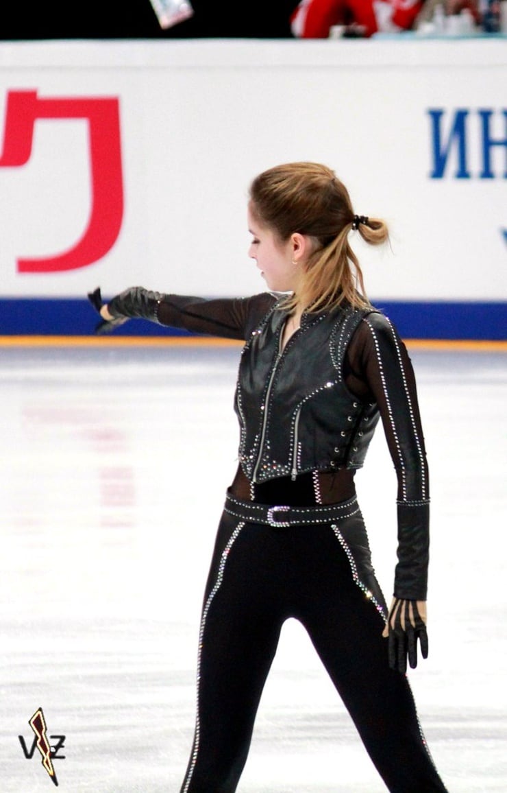 740x1156  Юлия Липницкая (RUS), соревнуясь в программе «Женские фигурные катания» на Олимпийских зимних играх, Sochi 2014 Stock Photo - Alamy