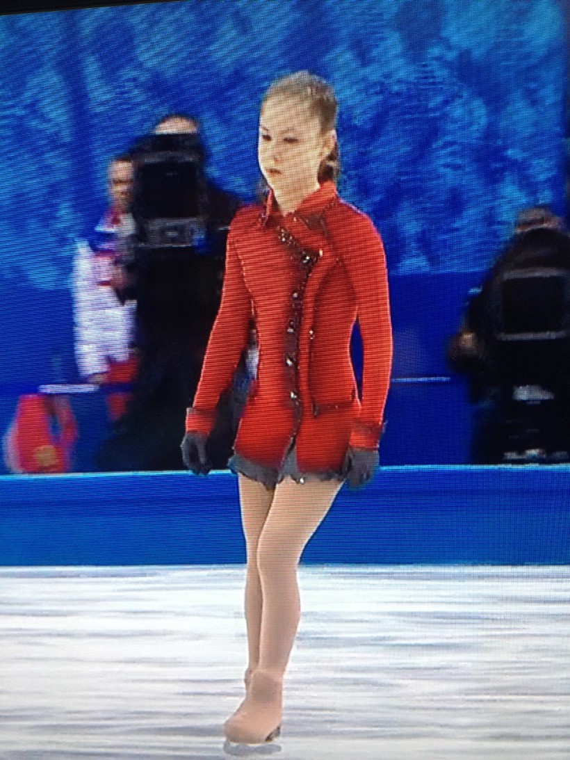 820x1093  HD обои: катание на коньках, люди, крутящий момент, связь, пара, руки, два человека | Обои