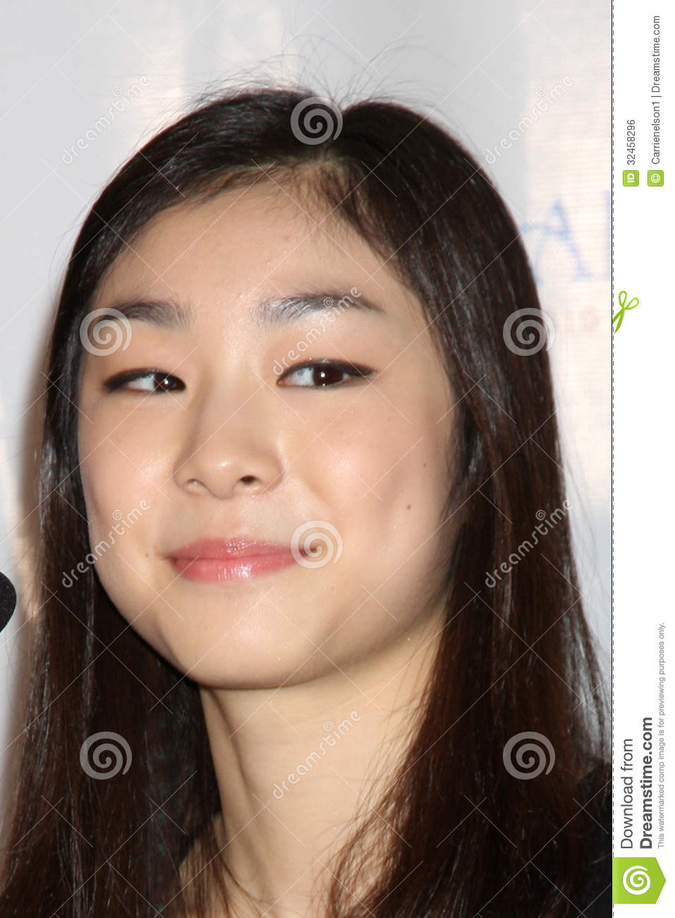 957x1300  Юна Ким из Южной Кореи Скейтс в короткометражной программе Ladies во время мировой фигуры ISU 2013 года… | Мировые чемпионаты по фигурному катаниям, фигурные катания, гимнастика фото