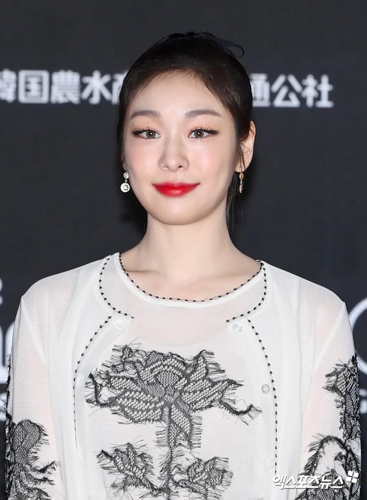 1200x1636  Десять лет спустя, культовая корона королева Юны с трансцендентным блеском - Globettting от Филиппа Херша